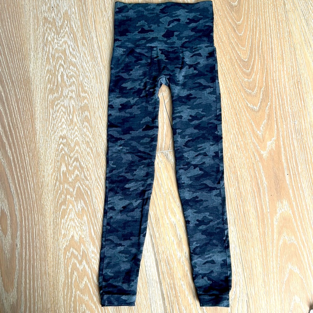 Spanx Camouflage Seamless Leggings Women’s size Small, Like New